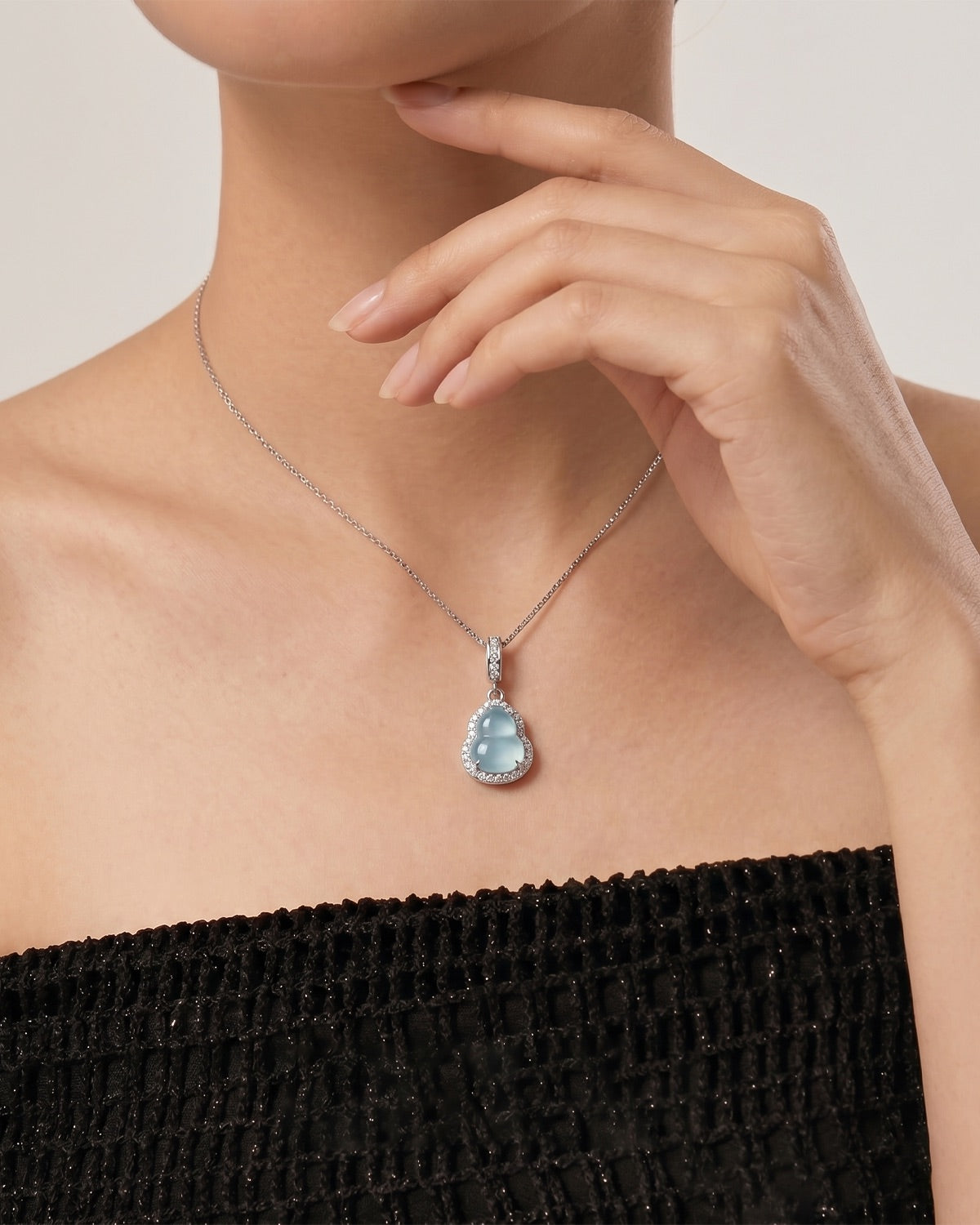 冰晴蓝葫芦翡翠｜Icy Breeze Gourd Jade Necklace