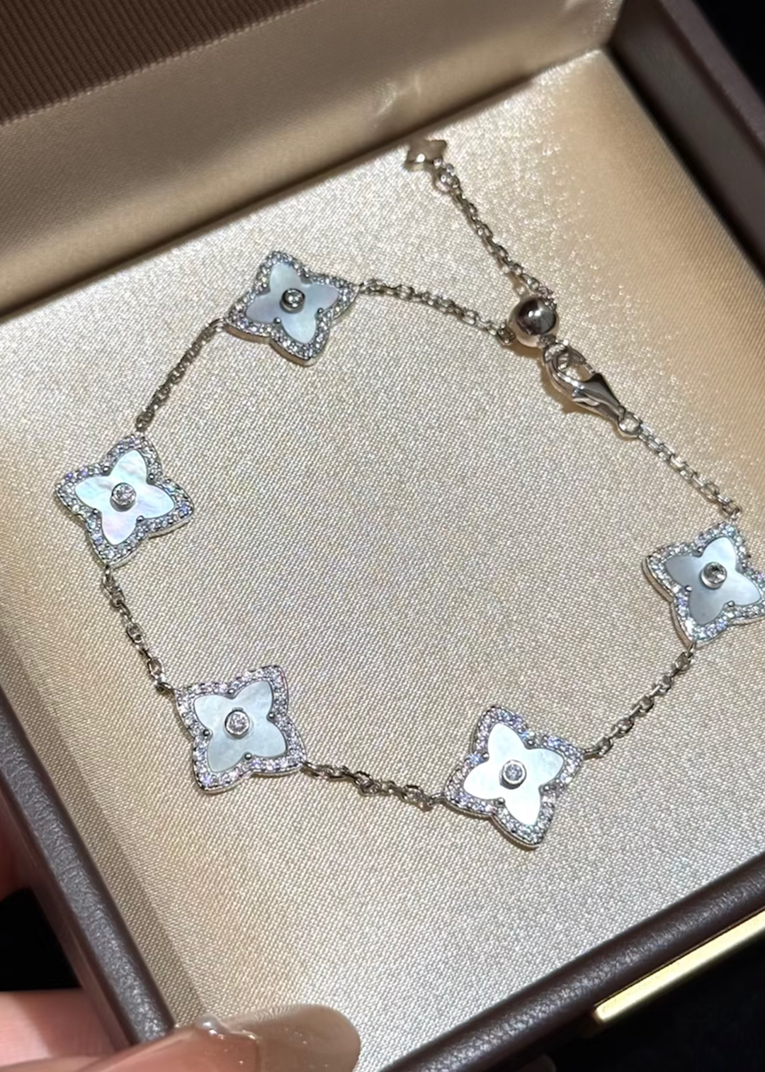 白贝母四叶草手链 (Ivory Pearl Clover of Luck Bracelet)