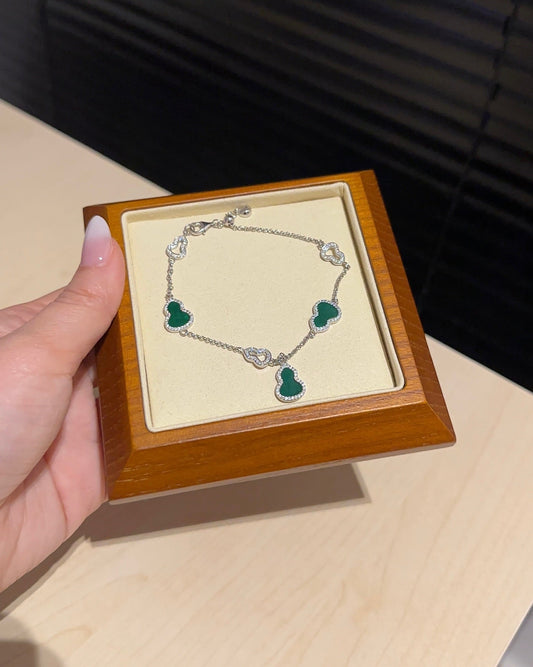 翡翠绿葫芦手链 (Jade Green Gourd Bracelet)