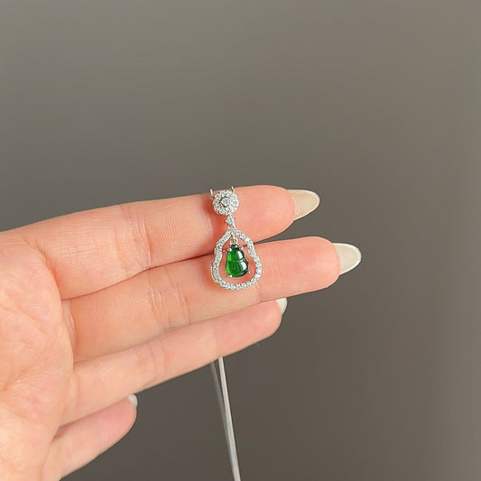 阳绿双层葫芦翡翠项链 (Double-Layer Bright Green Jade Gourd Necklace)