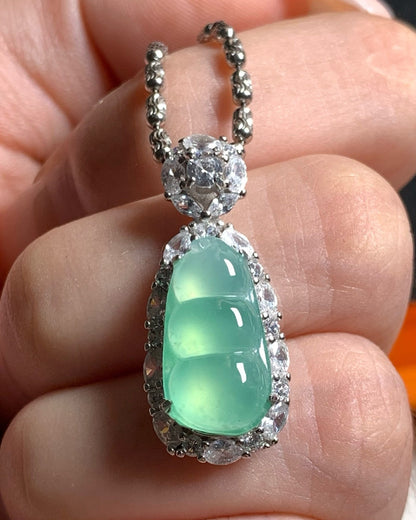 冰薄荷绿福豆[缅甸翡翠吊坠]｜Icy Mint Green Bean Burmese Jade Pendant