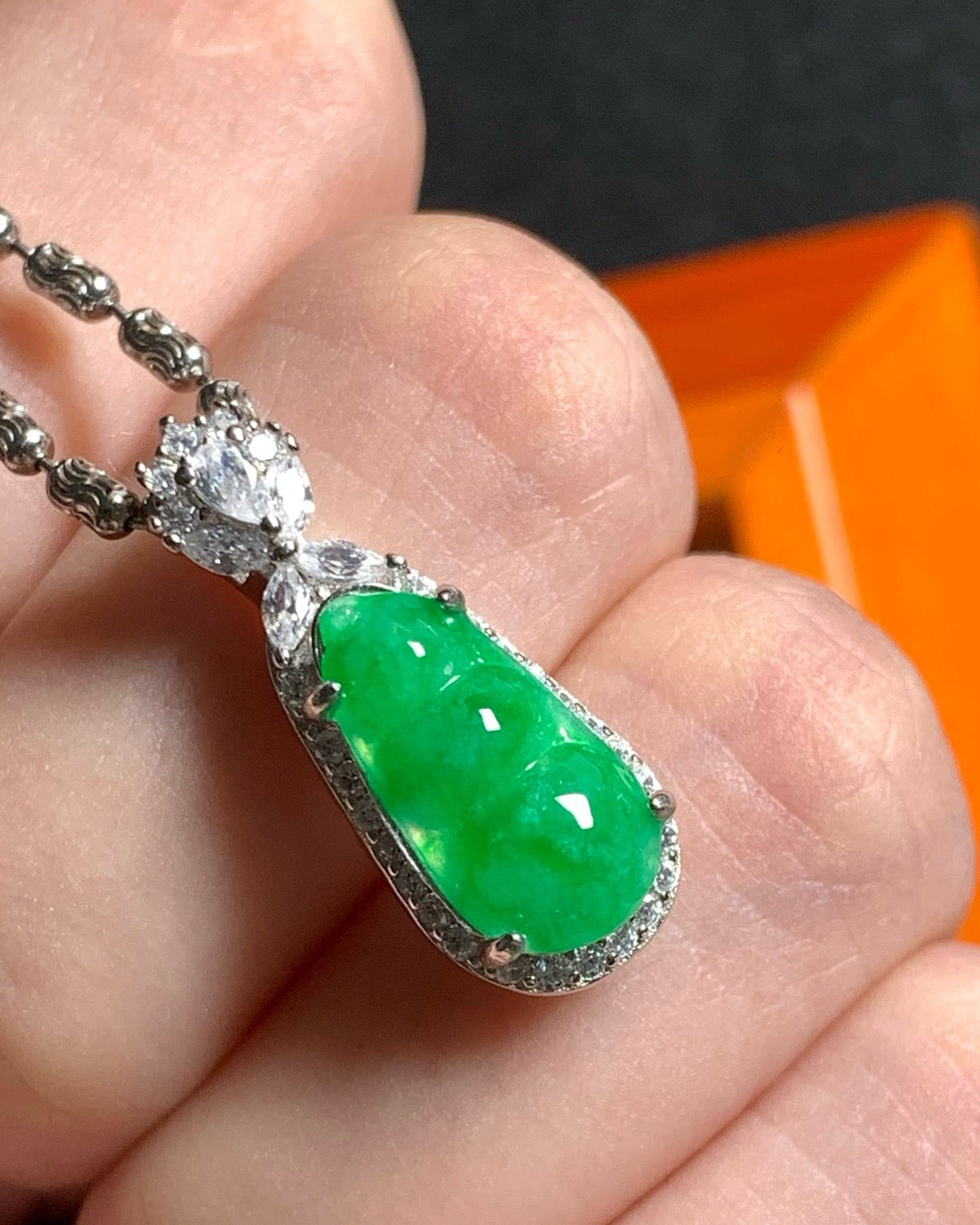 阳绿福豆[缅甸翡翠吊坠]｜Imperial Green Bean Burmese Jade Necklace