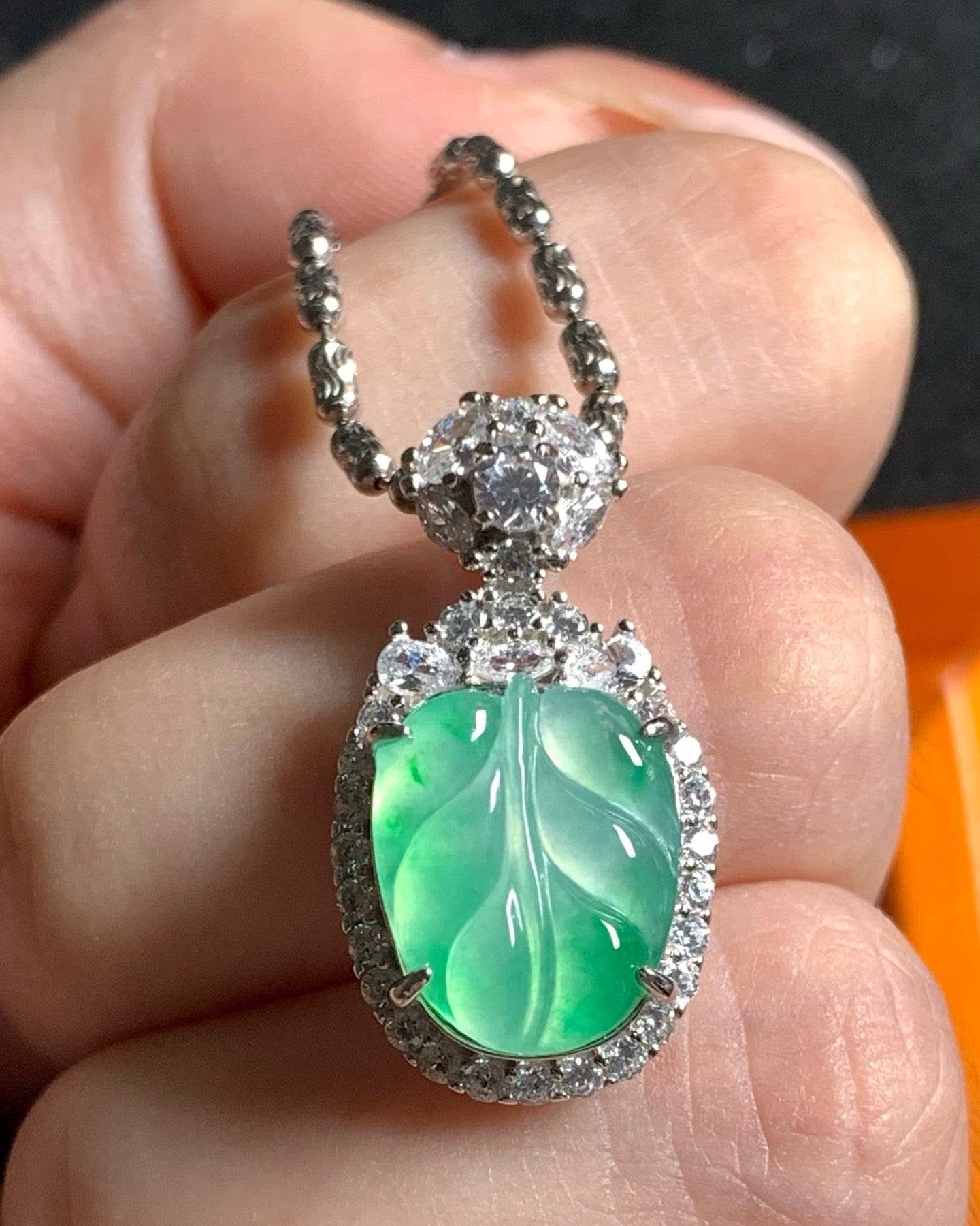 冰飘金丝绿叶子[缅甸翡翠吊坠]｜Icy Golden Green Leaf Burmese Jade Necklace