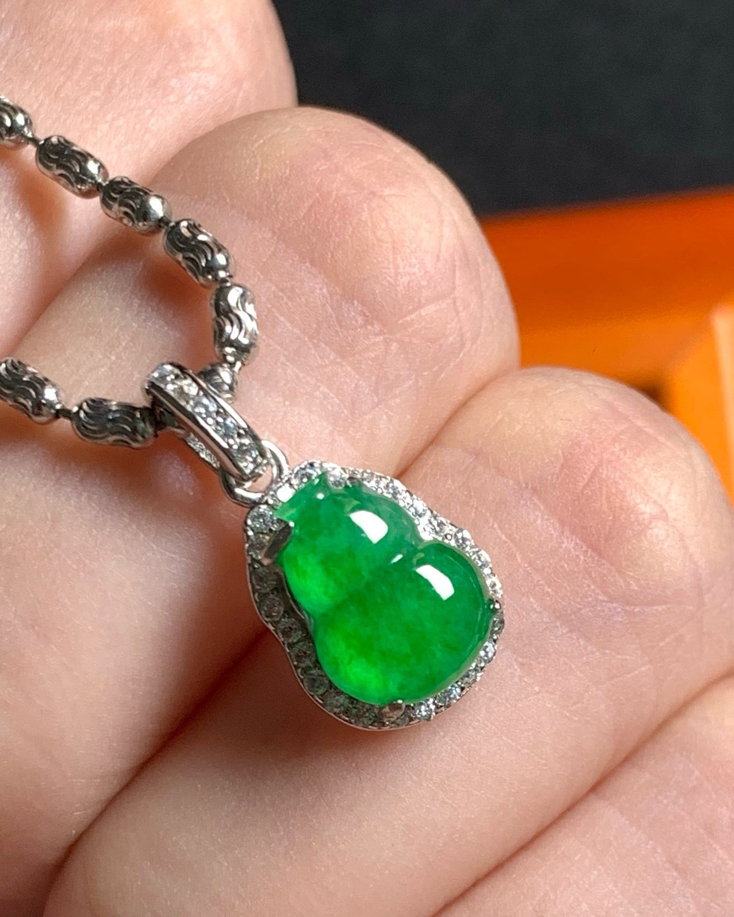 冰辣阳绿葫芦 [缅甸翡翠吊坠]｜Icy Vivid Green Gourd Burmese Jade
