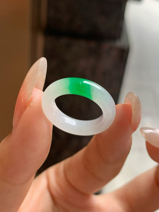 一抹阳绿白底青戒圈｜Imperial Green White Base Burmese Jade Ring