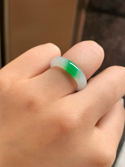 一抹阳绿白底青戒圈｜Imperial Green White Base Burmese Jade Ring