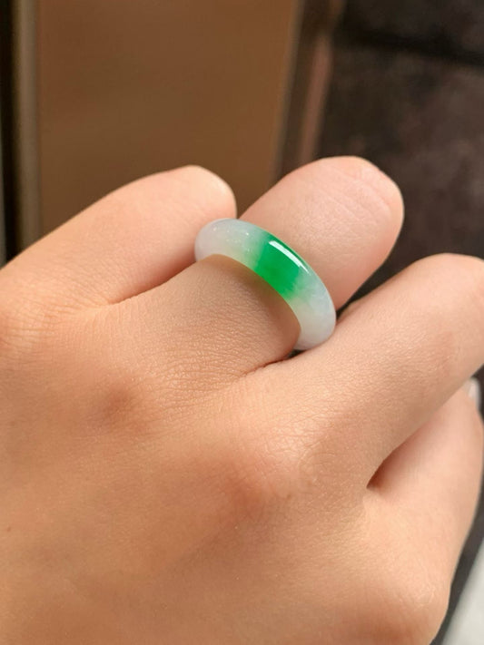 一抹阳绿白底青戒圈｜Imperial Green White Base Burmese Jade Ring