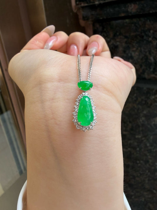 阳绿水滴翡翠吊坠｜Imperial Green Teardrop Jade Necklace
