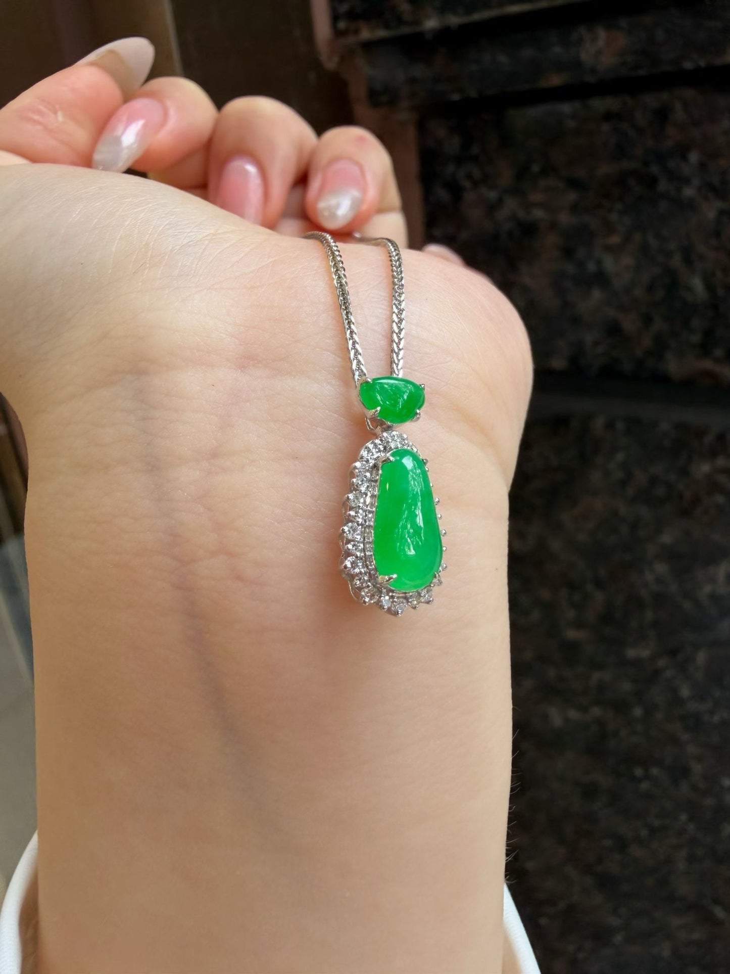 阳绿水滴翡翠吊坠｜Imperial Green Teardrop Jade Necklace