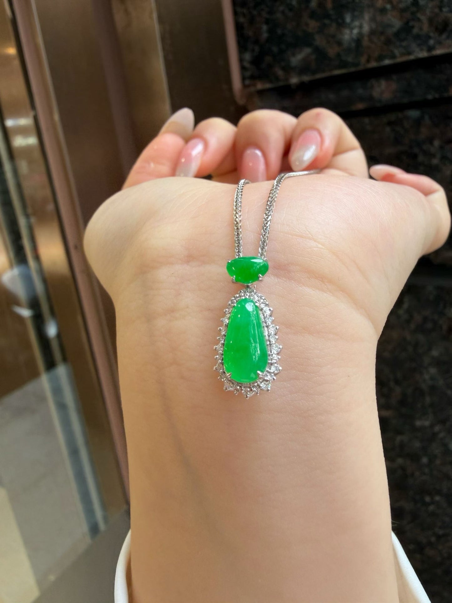 阳绿水滴翡翠吊坠｜Imperial Green Teardrop Jade Necklace
