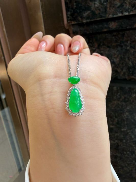 阳绿水滴翡翠吊坠｜Imperial Green Teardrop Jade Necklace