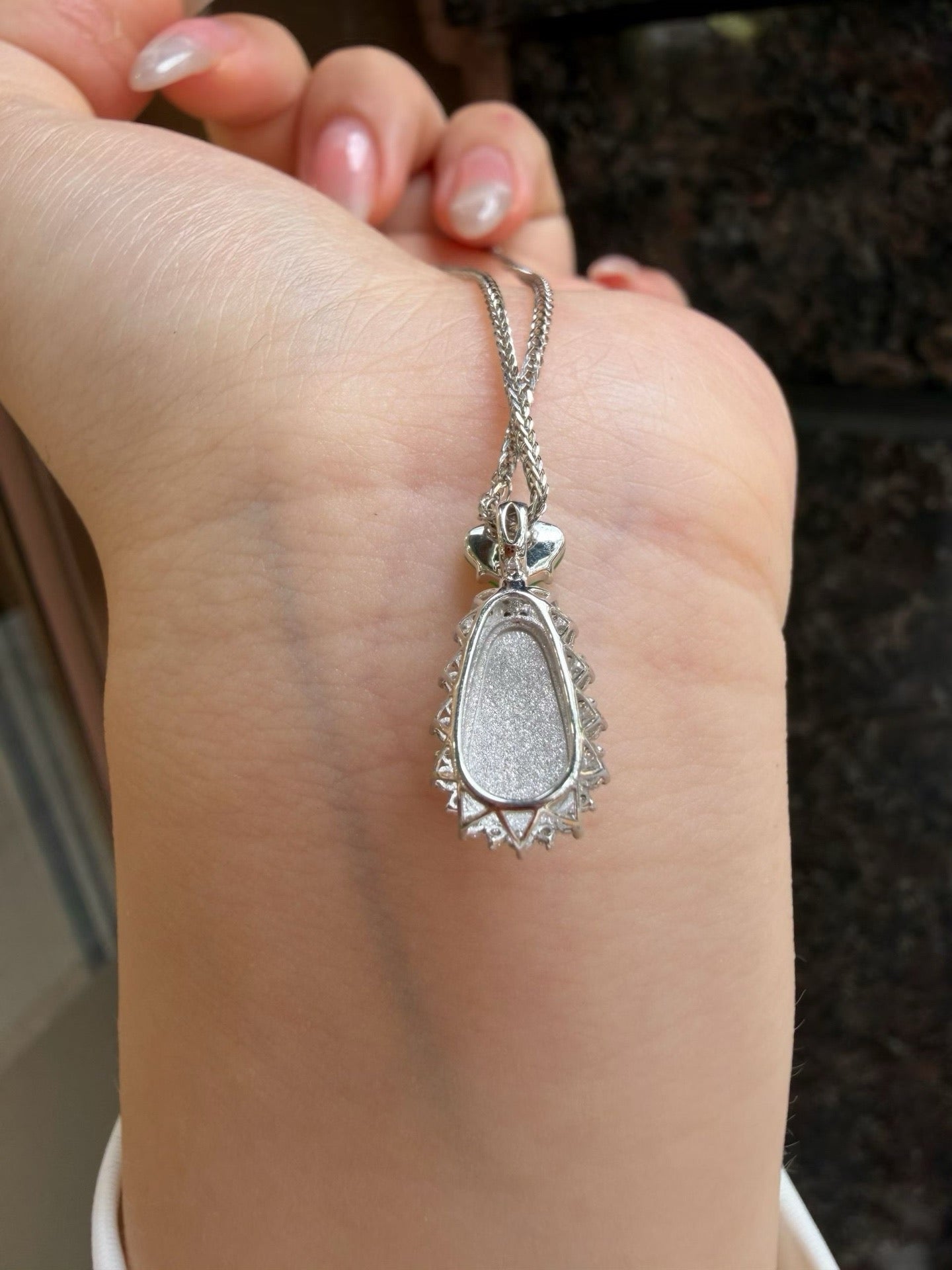 阳绿水滴翡翠吊坠｜Imperial Green Teardrop Jade Necklace