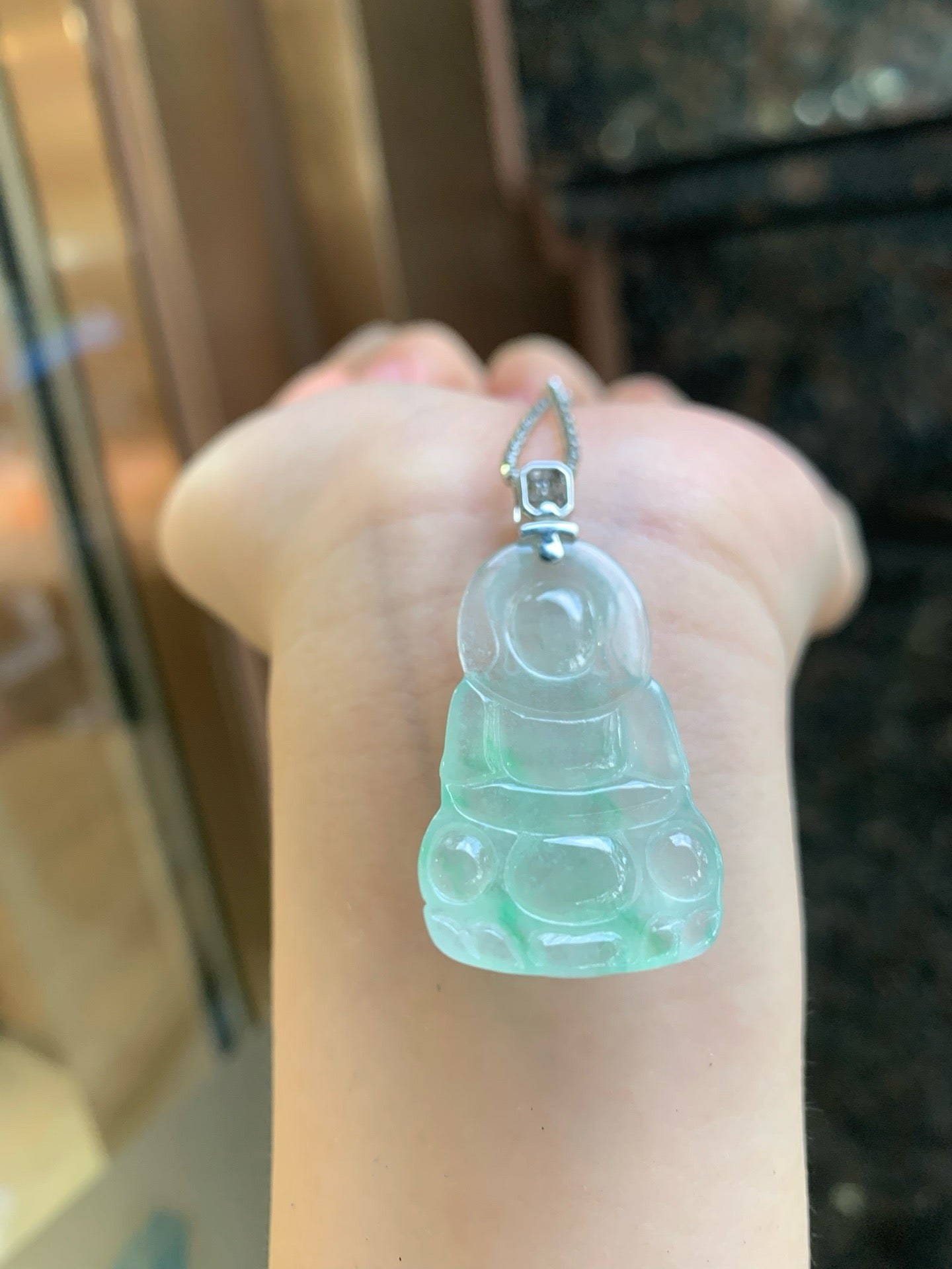 冰种飘绿观音翡翠吊坠｜Icy Floating Green Guanyin Jade Necklace