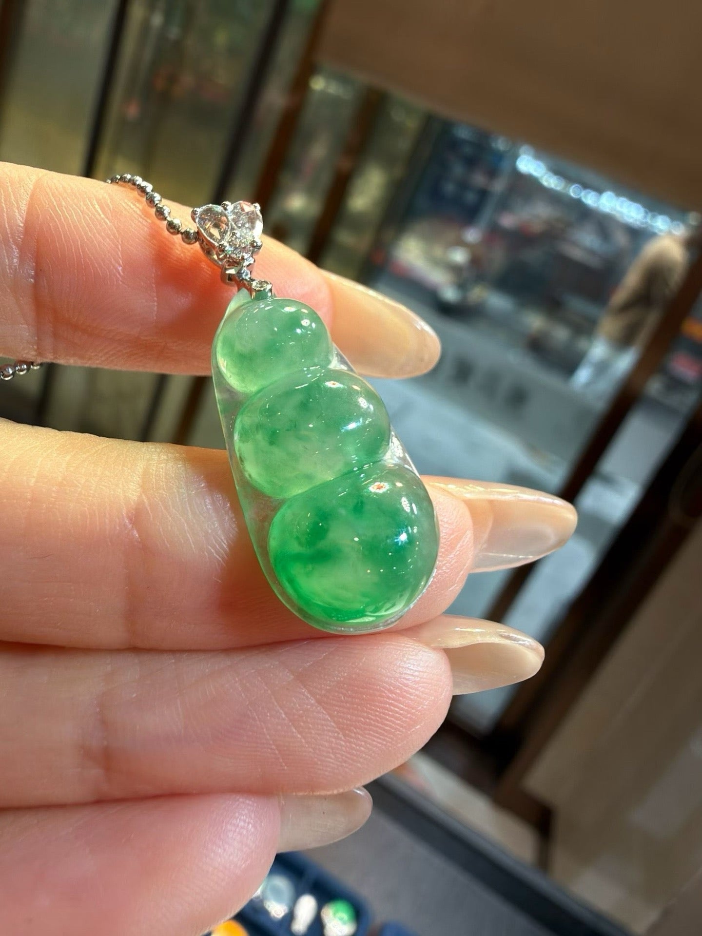 冰种满绿胶底福豆翡翠吊坠｜Icy Full Green Bean Burmese Jade