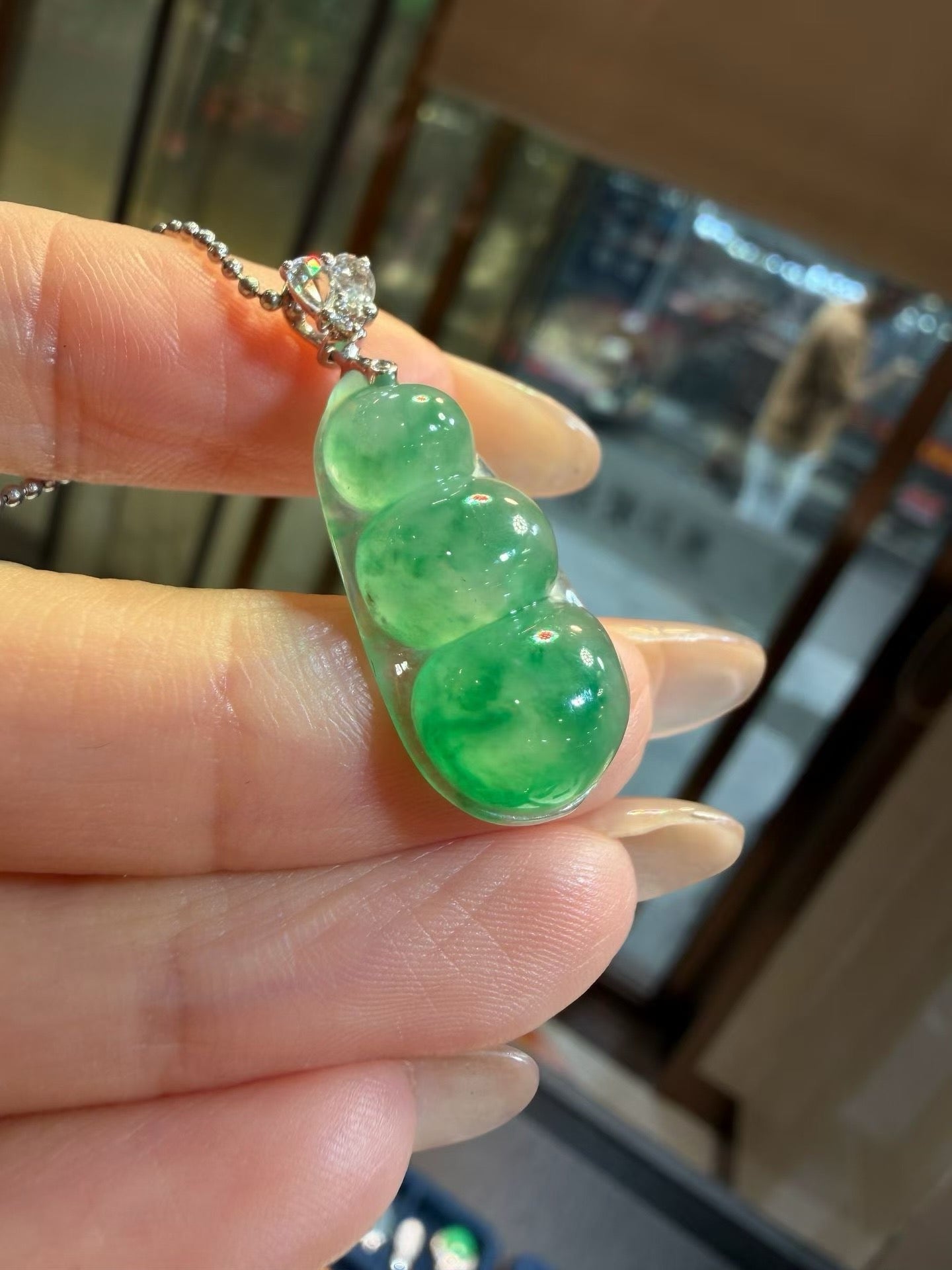 冰种满绿胶底福豆翡翠吊坠｜Icy Full Green Bean Burmese Jade