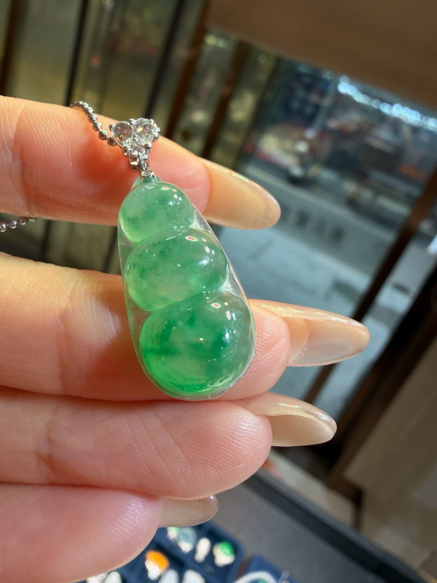 冰种满绿胶底福豆翡翠吊坠｜Icy Full Green Bean Burmese Jade