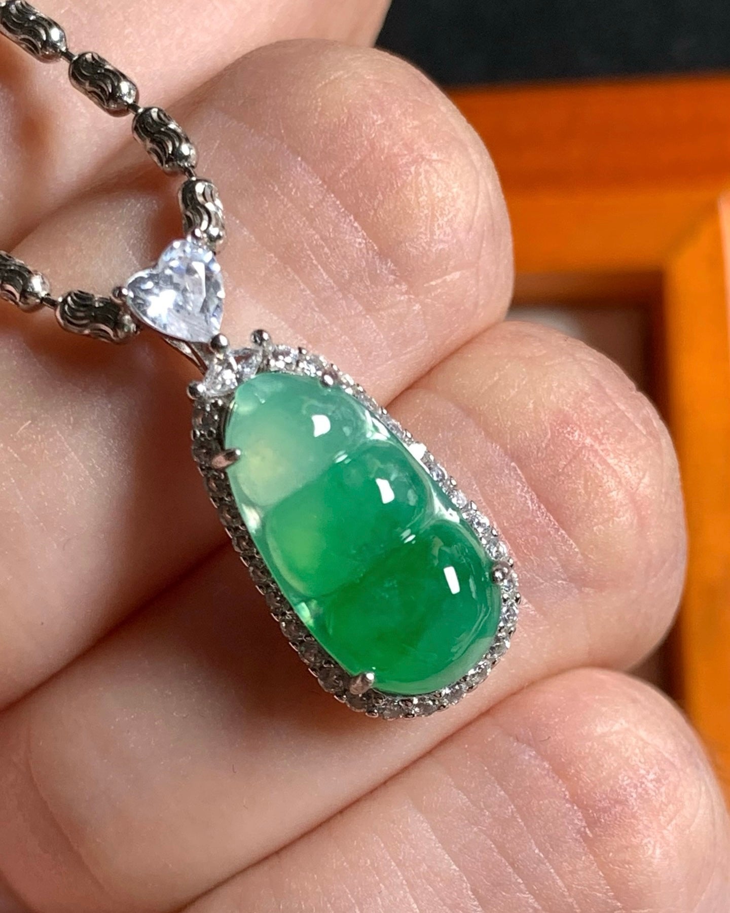 冰飘辣阳绿福豆翡翠吊坠｜Icy Floating Imperial Green Bean Burmese Jade