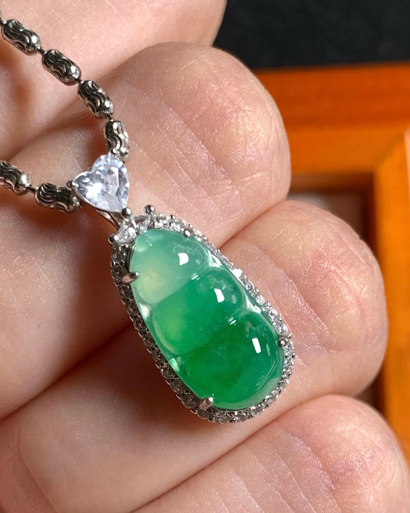 冰飘辣阳绿福豆翡翠吊坠｜Icy Floating Imperial Green Bean Burmese Jade