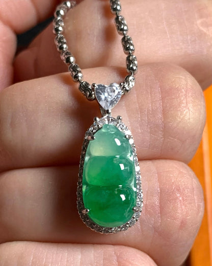 冰飘辣阳绿福豆翡翠吊坠｜Icy Floating Imperial Green Bean Burmese Jade