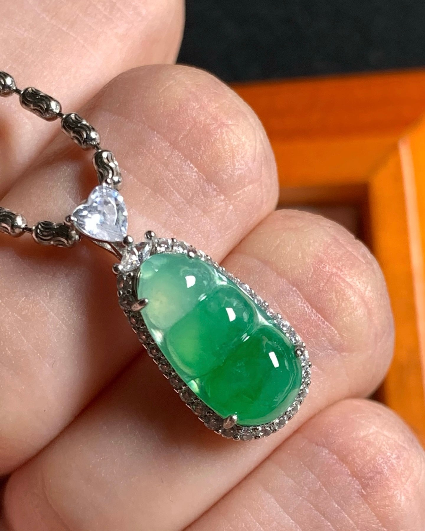 冰飘辣阳绿福豆翡翠吊坠｜Icy Floating Imperial Green Bean Burmese Jade