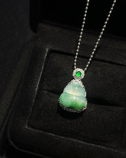 冰晴飘翠葫芦翡翠吊坠｜Icy Floating Green Gourd Burmese Jade