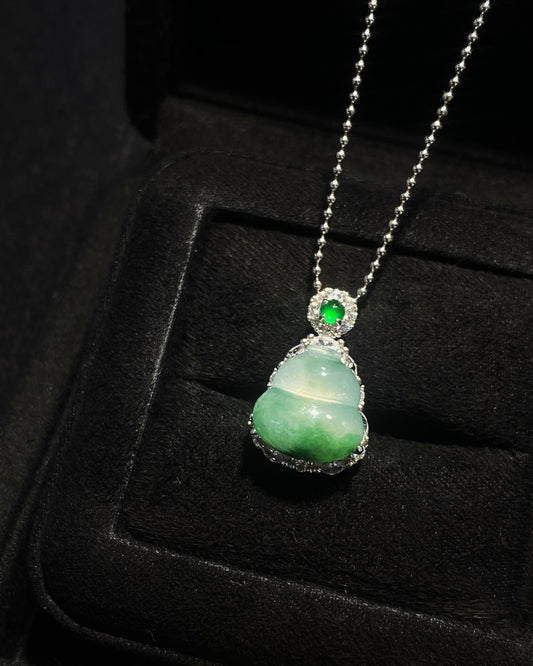 冰晴飘翠葫芦翡翠吊坠｜Icy Floating Green Gourd Burmese Jade