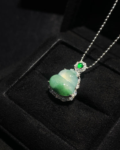 冰晴飘翠葫芦翡翠吊坠｜Icy Floating Green Gourd Burmese Jade