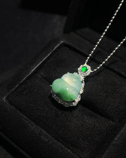 冰晴飘翠葫芦翡翠吊坠｜Icy Floating Green Gourd Burmese Jade