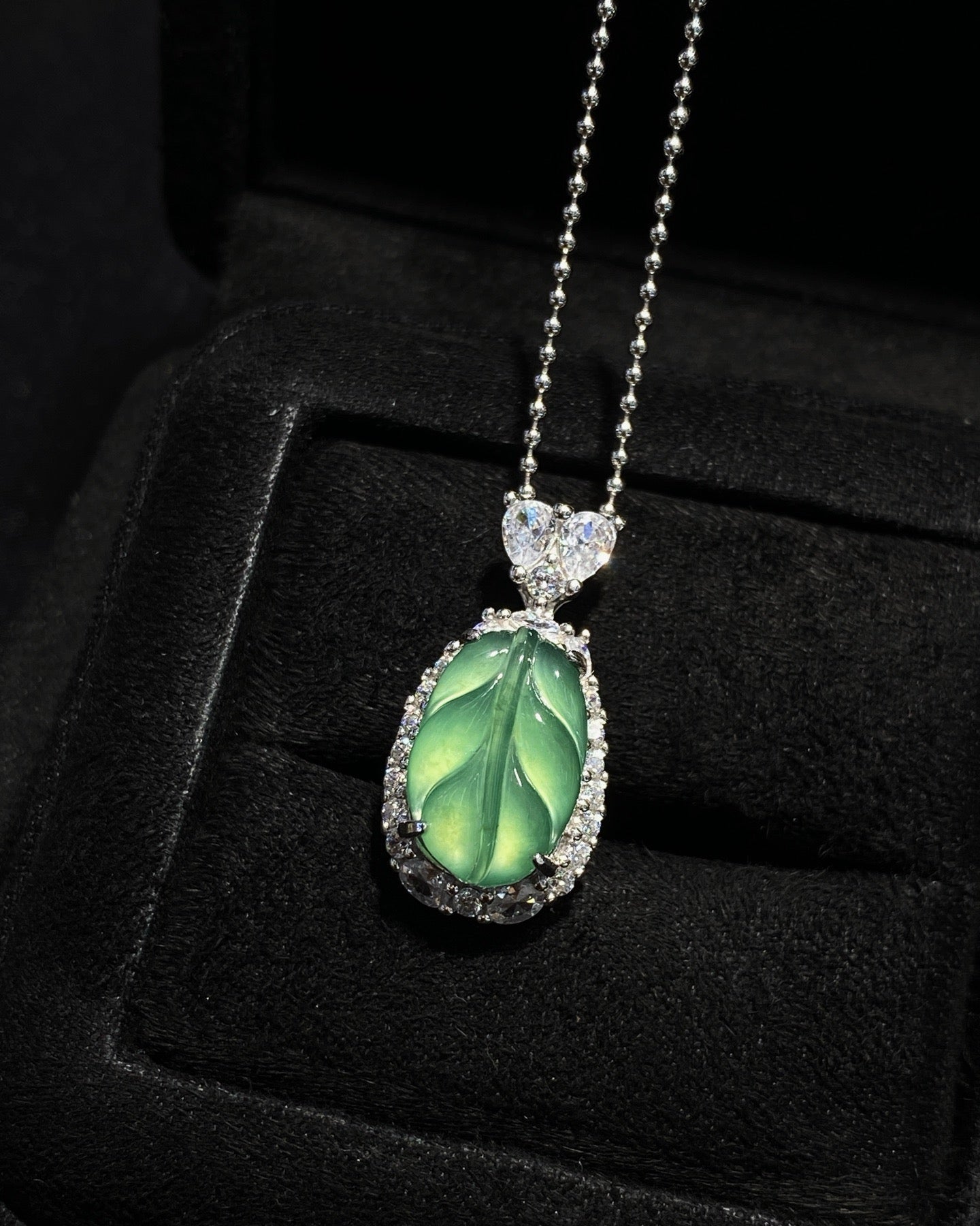 晴光玉叶翡翠吊坠｜Icy Green Leaf Burmese Jade