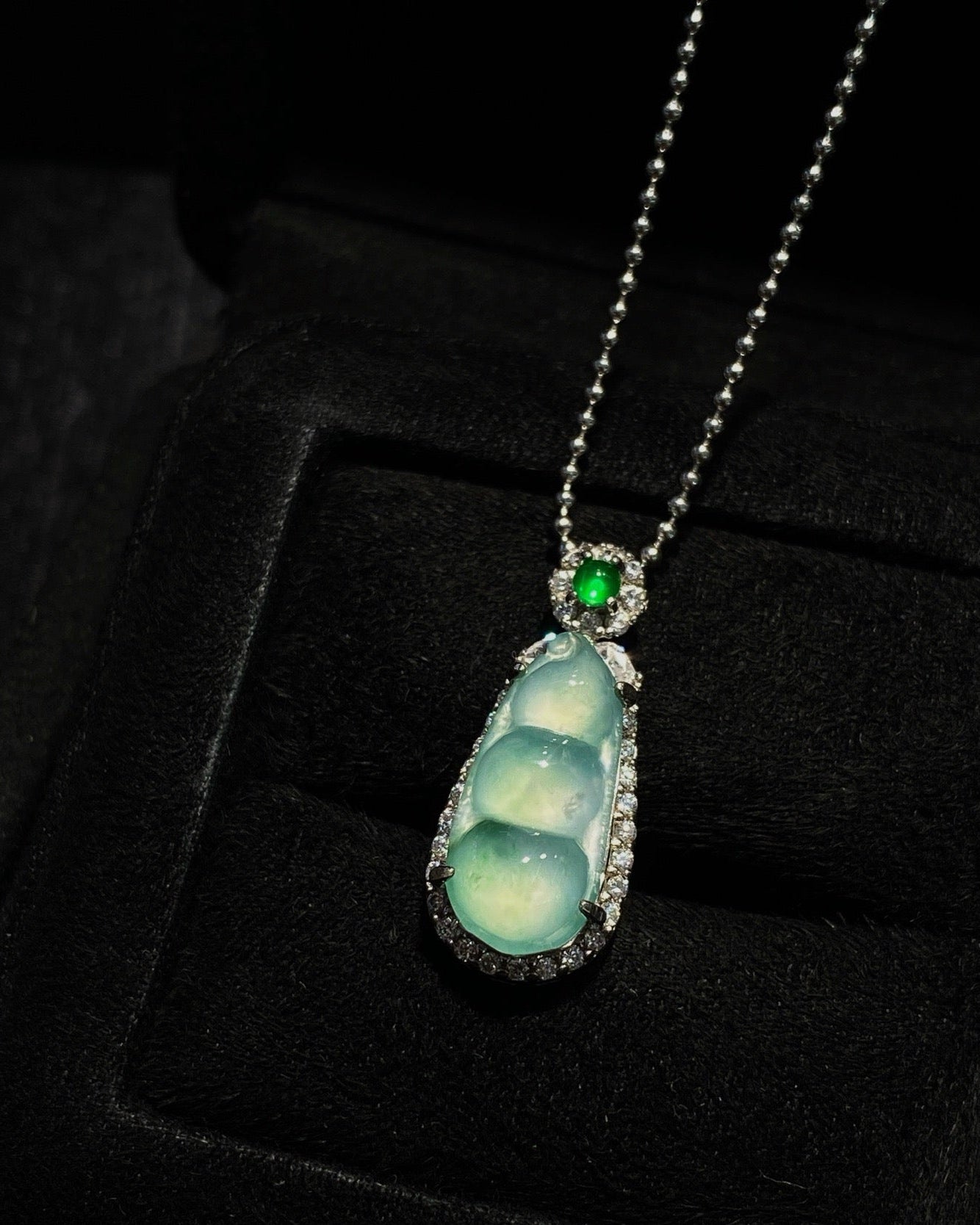 冰飘花福豆翡翠吊坠｜Icy Floating Green Bean Burmese Jade