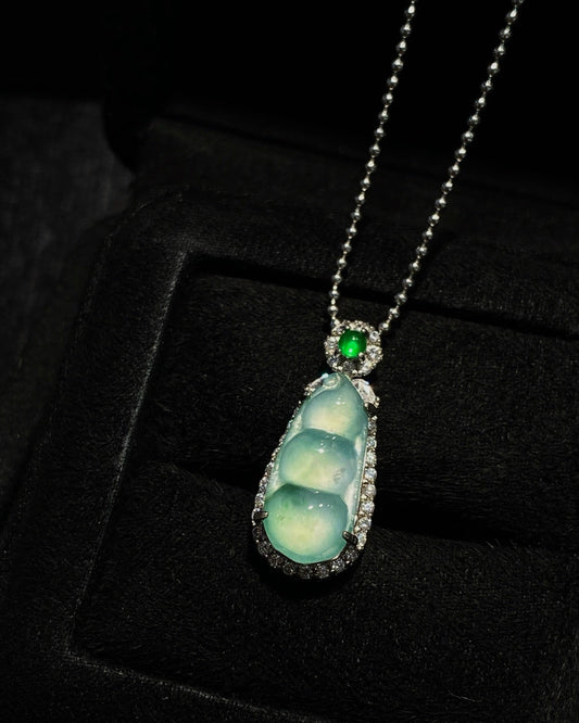 冰飘花福豆翡翠吊坠｜Icy Floating Green Bean Burmese Jade