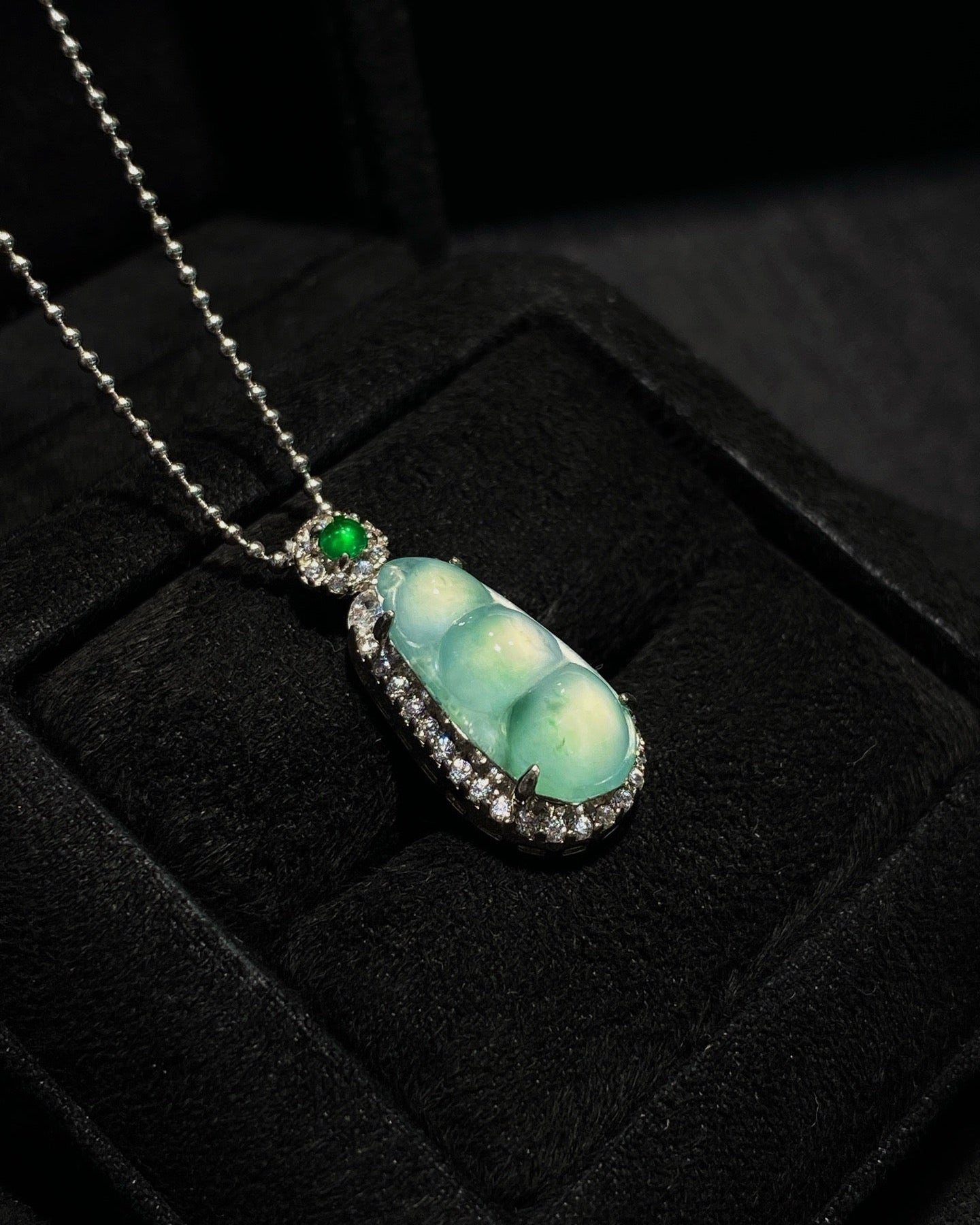 冰飘花福豆翡翠吊坠｜Icy Floating Green Bean Burmese Jade