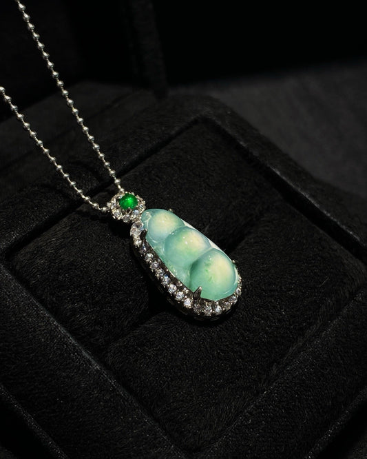 冰飘花福豆翡翠吊坠｜Icy Floating Green Bean Burmese Jade