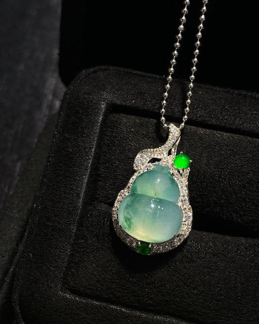 冰飘花葫芦翡翠吊坠｜Icy Floating Green Gourd Burmese Jade