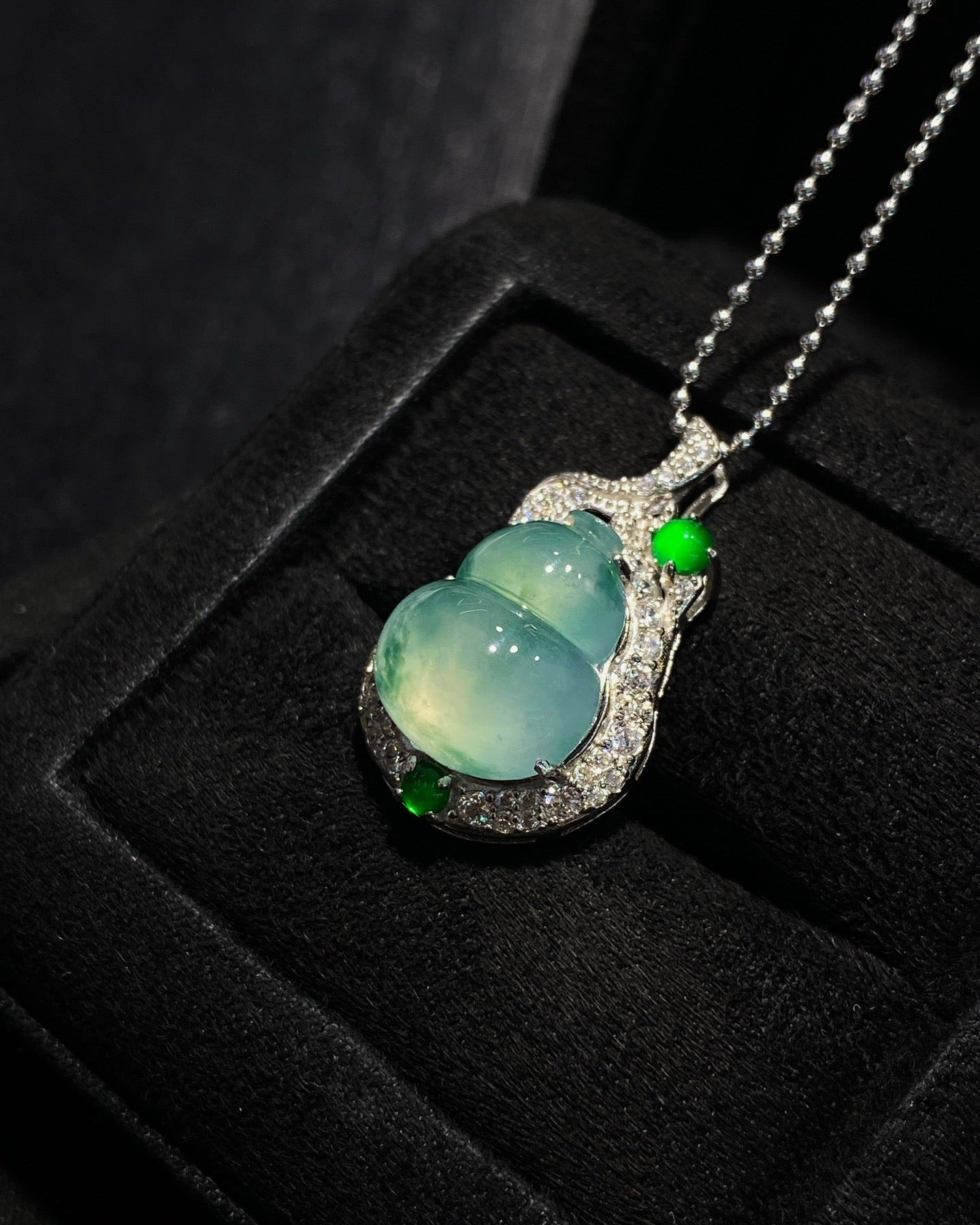 冰飘花葫芦翡翠吊坠｜Icy Floating Green Gourd Burmese Jade