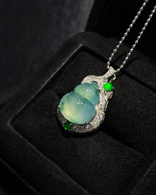 冰飘花葫芦翡翠吊坠｜Icy Floating Green Gourd Burmese Jade