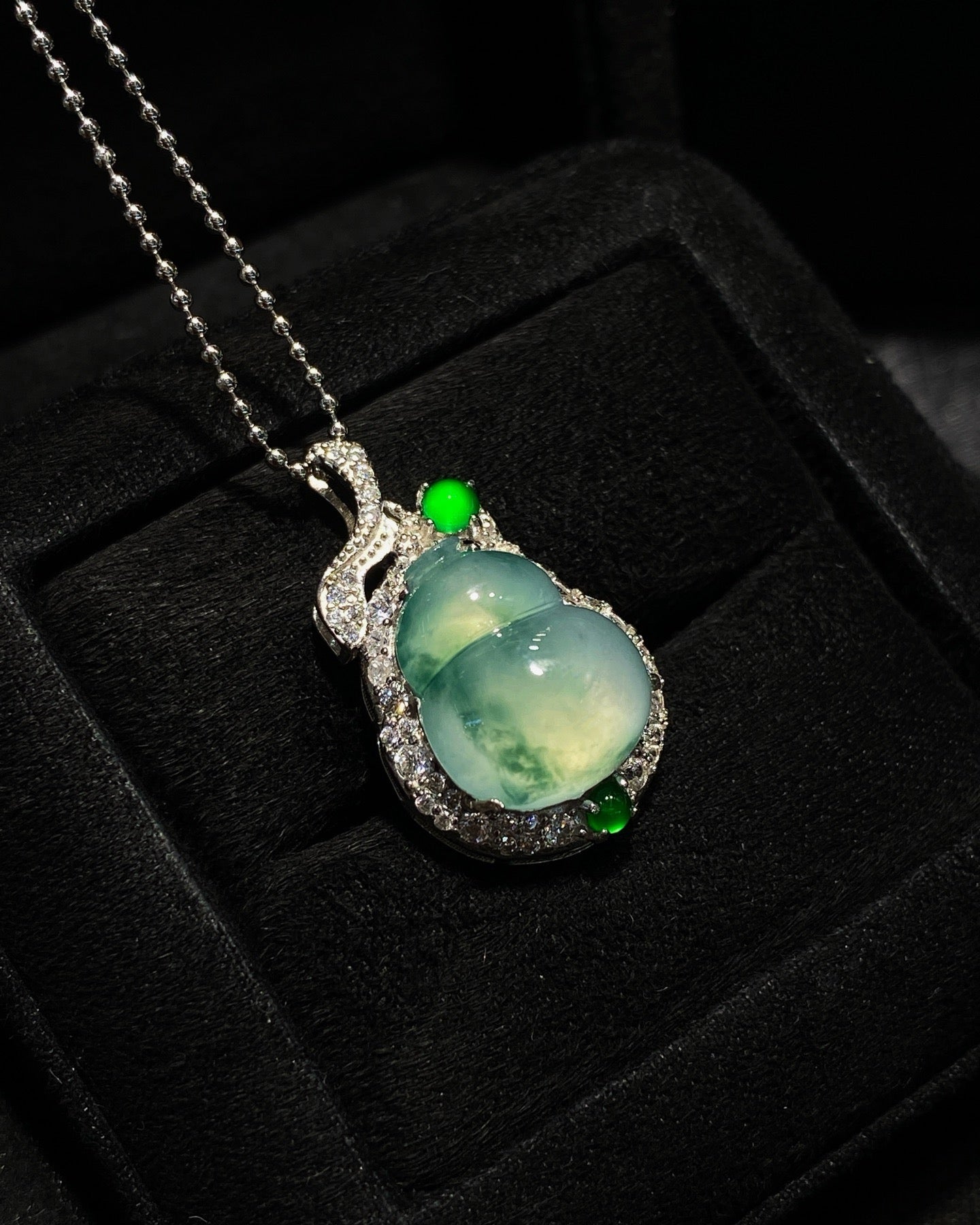 冰飘花葫芦翡翠吊坠｜Icy Floating Green Gourd Burmese Jade
