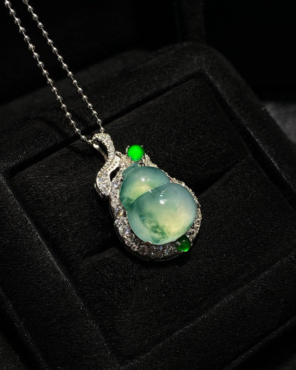 冰飘花葫芦翡翠吊坠｜Icy Floating Green Gourd Burmese Jade