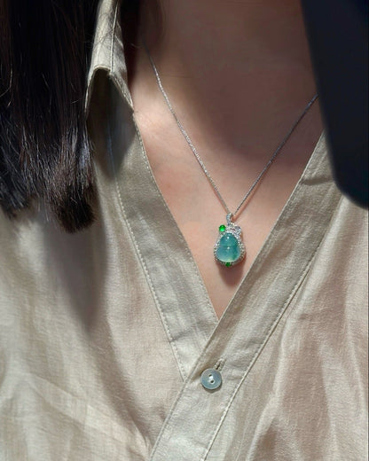 冰飘花葫芦翡翠吊坠｜Icy Floating Green Gourd Burmese Jade