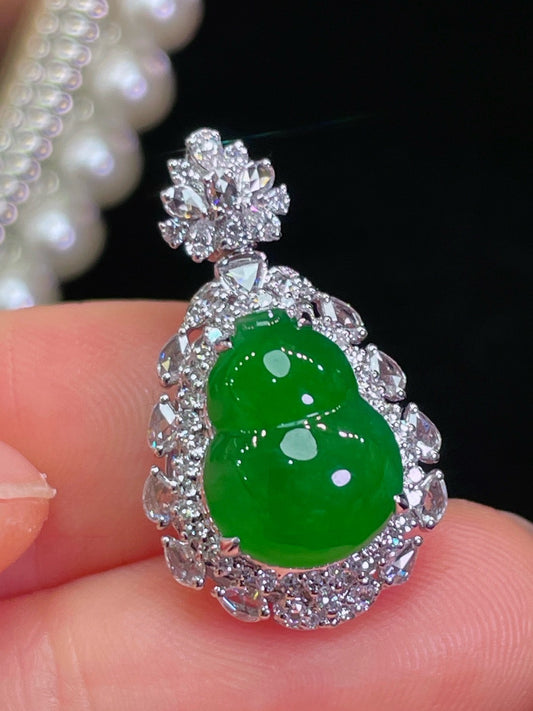 起胶阳绿葫芦翡翠吊坠｜Glassy Imperial Green Gourd Burmese Jade