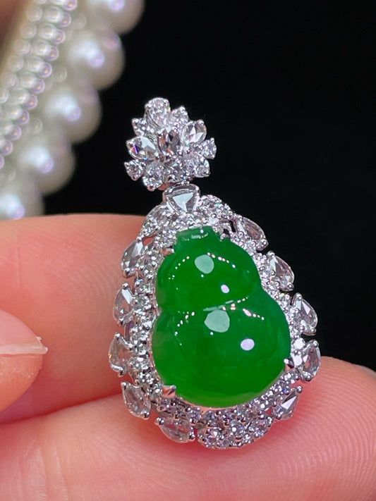 起胶阳绿葫芦翡翠吊坠｜Glassy Imperial Green Gourd Burmese Jade