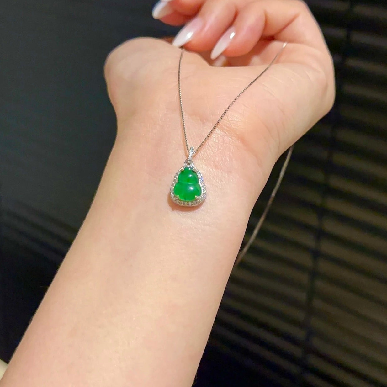 明艳冰阳绿葫芦「高货」Vivid Green Fortune Gourd Necklace [Premium Grade]