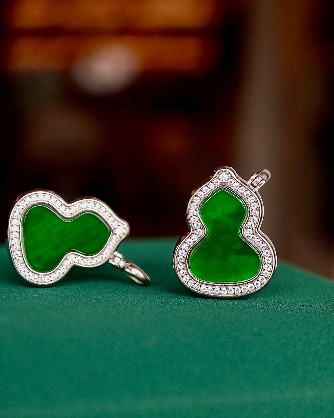 缅甸翡翠葫芦双面项链 (Burmese Jade, Nacre Gourd Necklace)