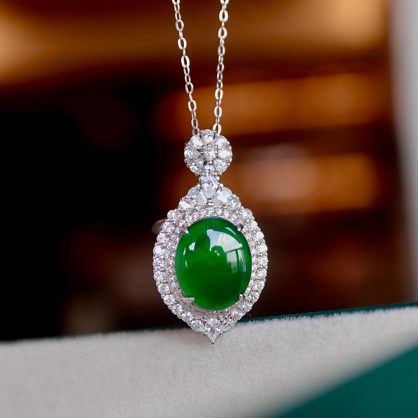 辣绿龙石翡翠鸽子蛋项链 (Hot Green Dragon Jade Egg Necklace)