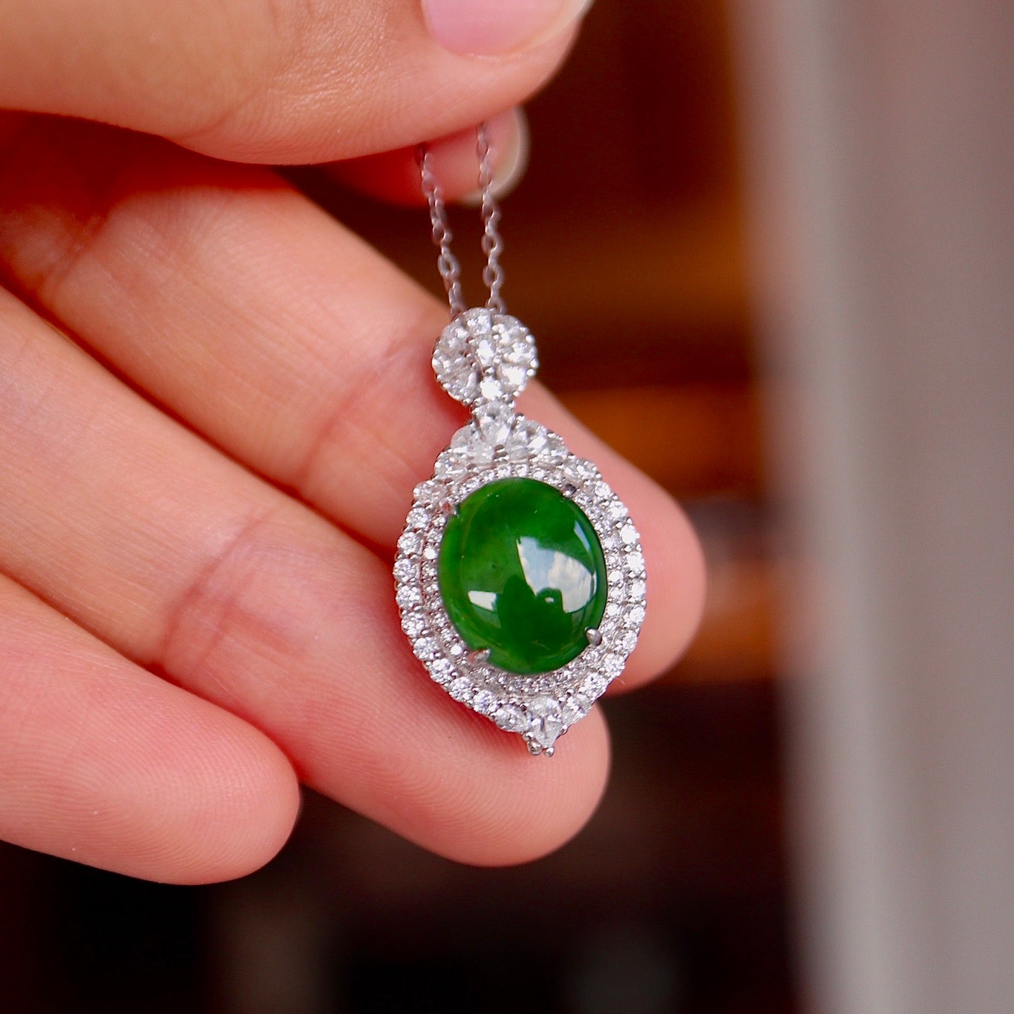 辣绿龙石翡翠鸽子蛋项链 (Hot Green Dragon Jade Egg Necklace)