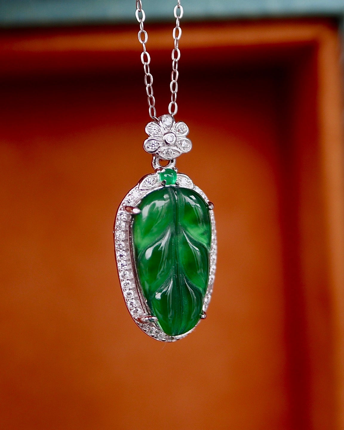 满绿翡翠叶子项链 (Full Green Jade Leaf Necklace)