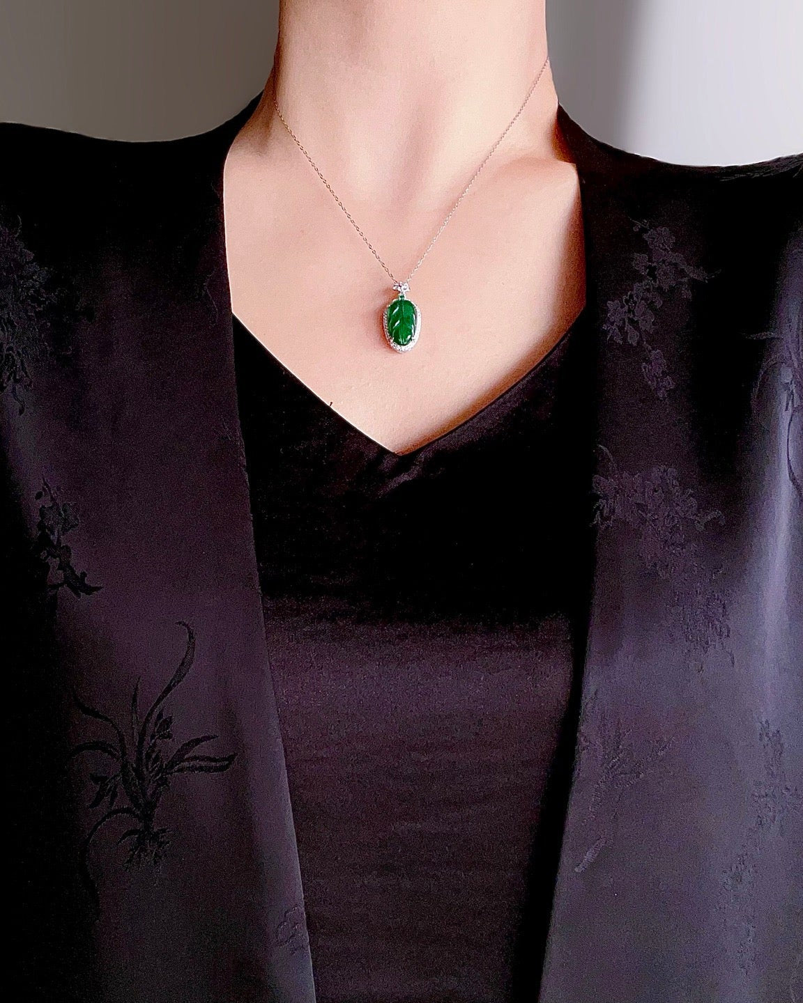 满绿翡翠叶子项链 (Full Green Jade Leaf Necklace)