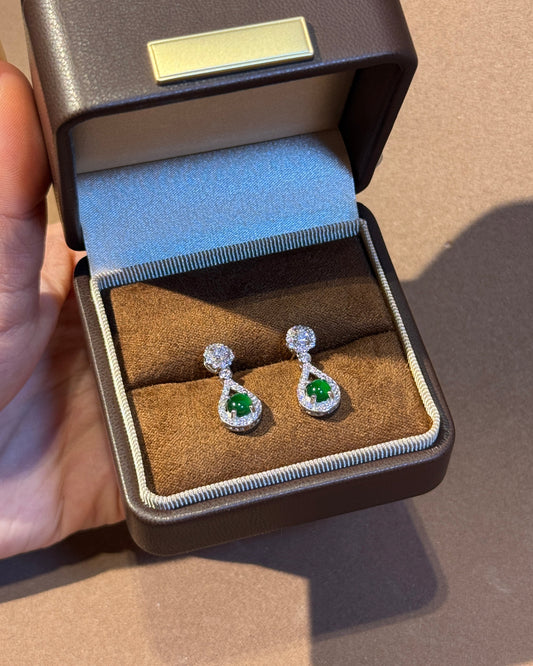阳绿水滴蛋面翡翠耳钉 (Vivid Green Jade Teardrop Earrings)