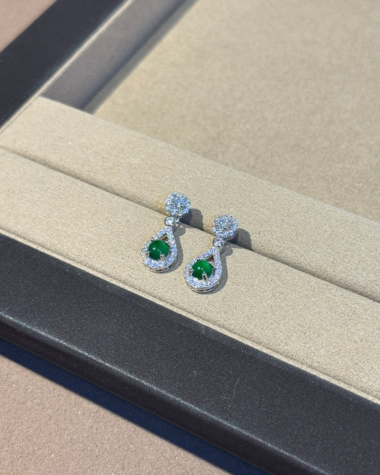 阳绿水滴蛋面翡翠耳钉 (Vivid Green Jade Teardrop Earrings)
