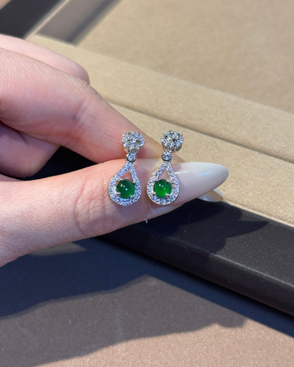 阳绿水滴蛋面翡翠耳钉 (Vivid Green Jade Teardrop Earrings)